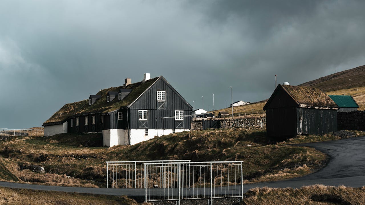 How Standing Seam Metal Roofs Help Homes Handle Harsh Weather Conditions