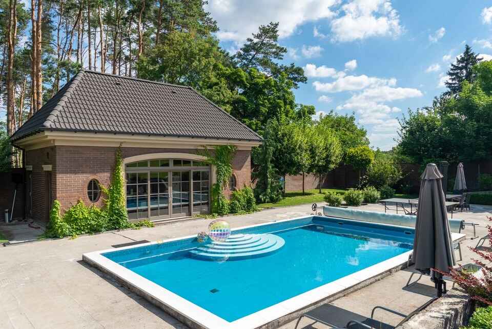 Luxury Pool Features